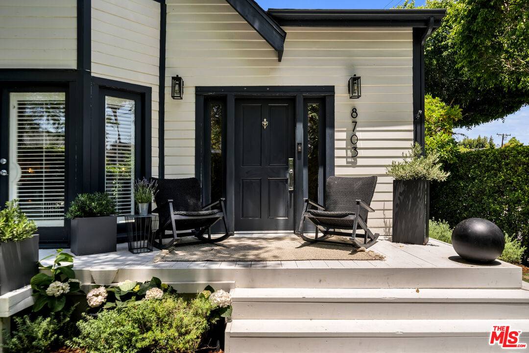 8703   ASHCROFT AVE LA