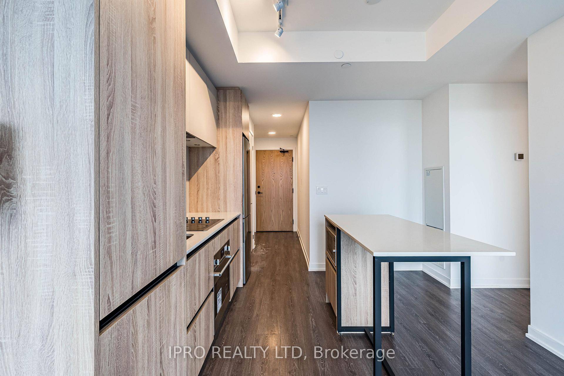 Bright amp ; Spacious, well laid out 1 bedroom apartment with panoramic views.