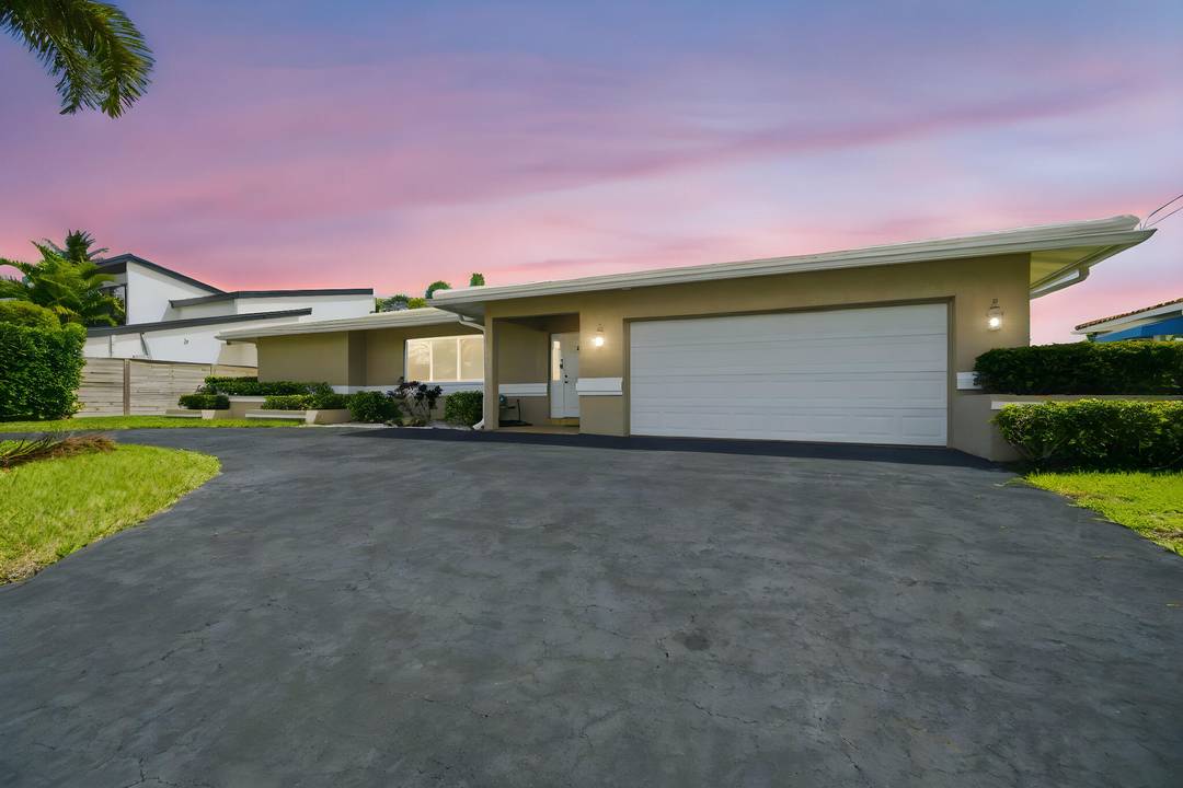 This property is on deep water with canal width of 110 feet located in Bermuda Riviera and walking distance to beach and Galt Ocean Mile shops and restaurants.