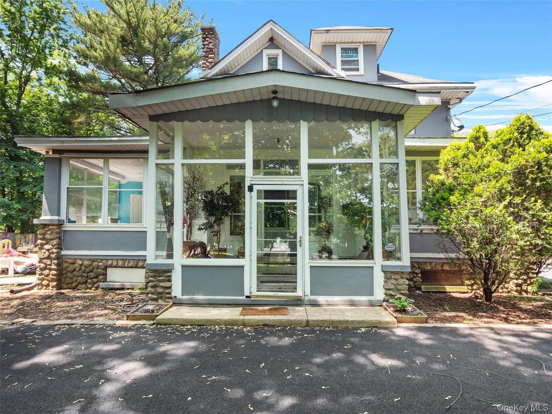 ChatGPT said ? ? ? ? RARE OPPORTUNITY IN THE HEART OF PEARL RIVER, NY !