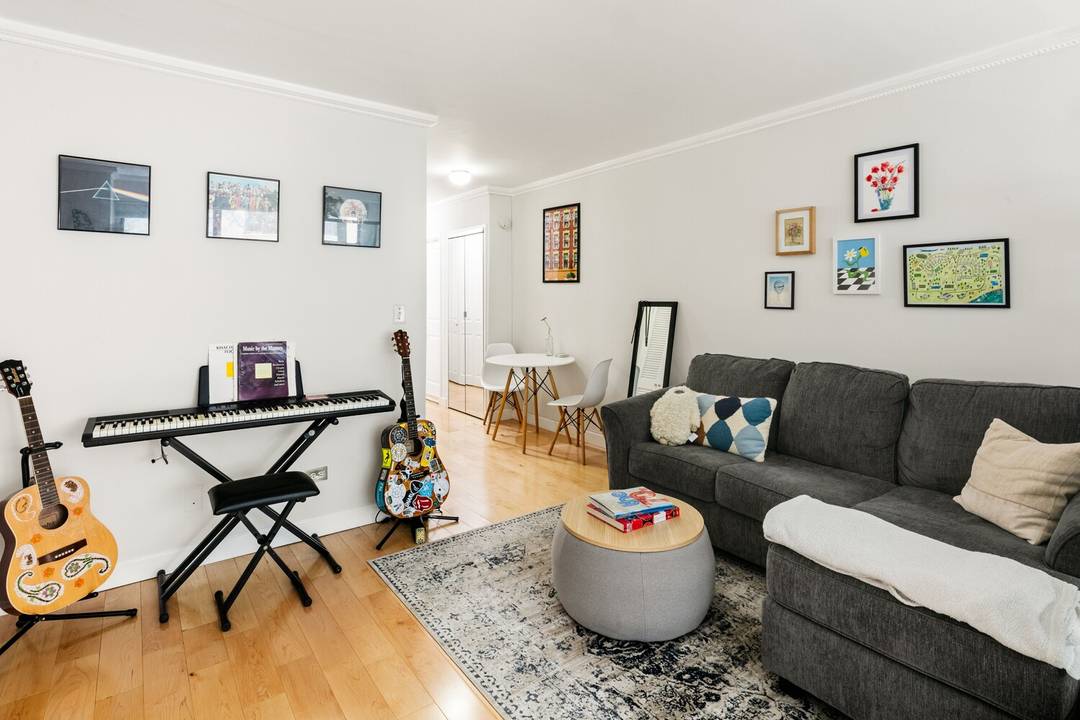 Welcome to this charming studio located in the heart of Midtown East.