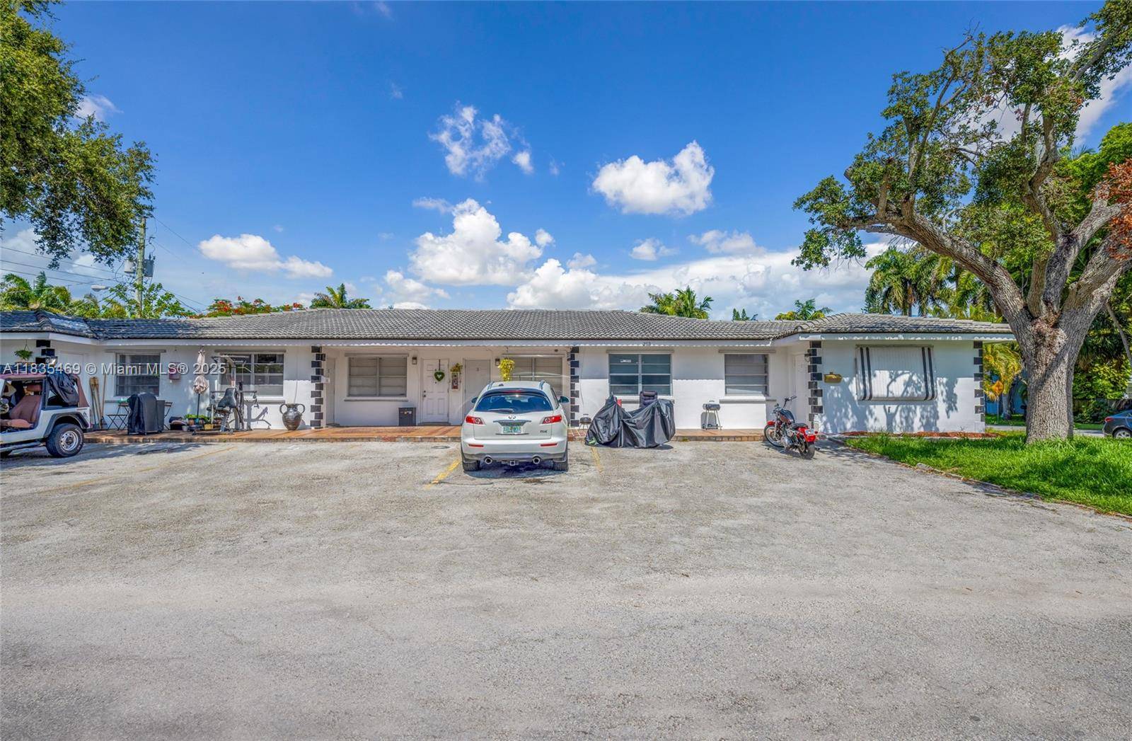 Fausto Commercial proudly presents a 6 unit multifamily property located at 213 SE Park Street in the vibrant city of Dania Beach, FL.