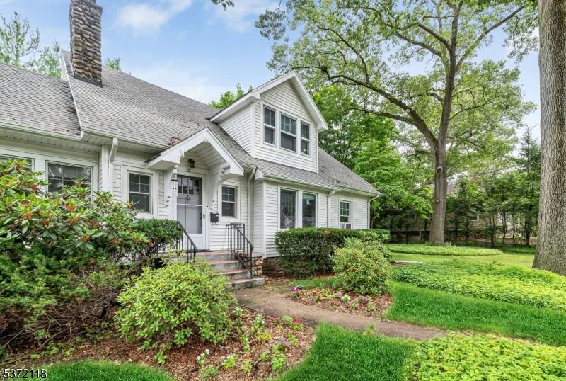 Welcome to 21 Henry Street in the heart of Glen Rock.