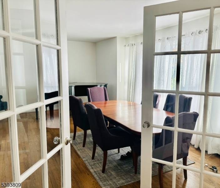 Beautiful private 4 bedroom colonial in Long Valley.