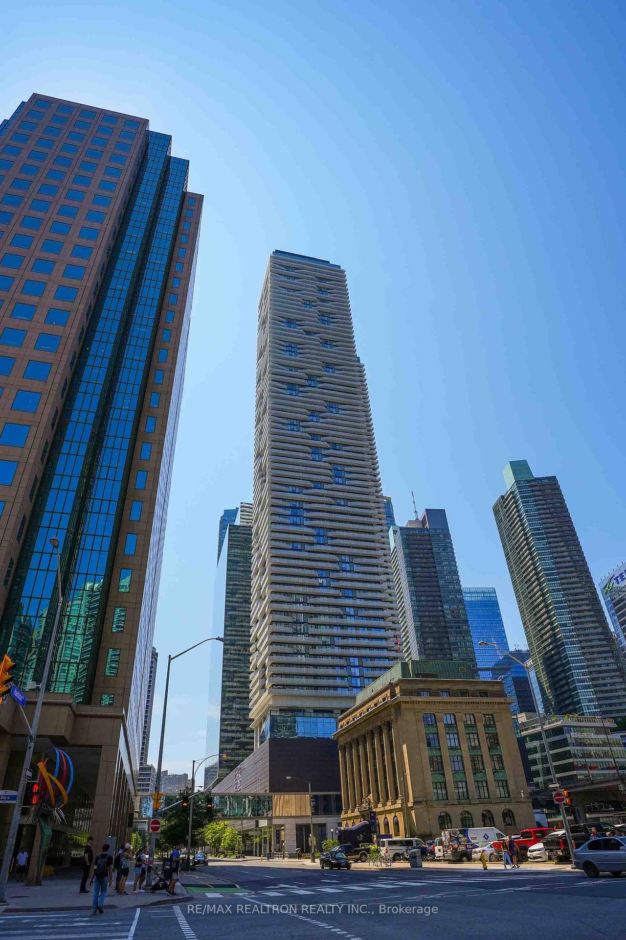 Welcome to executive living on the 40th floor of the iconic Harbour Plaza Residences by Menkes.