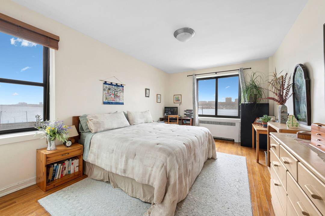 Welcome to your future oasis at 159 00 Riverside Drive West, Unit 3L.