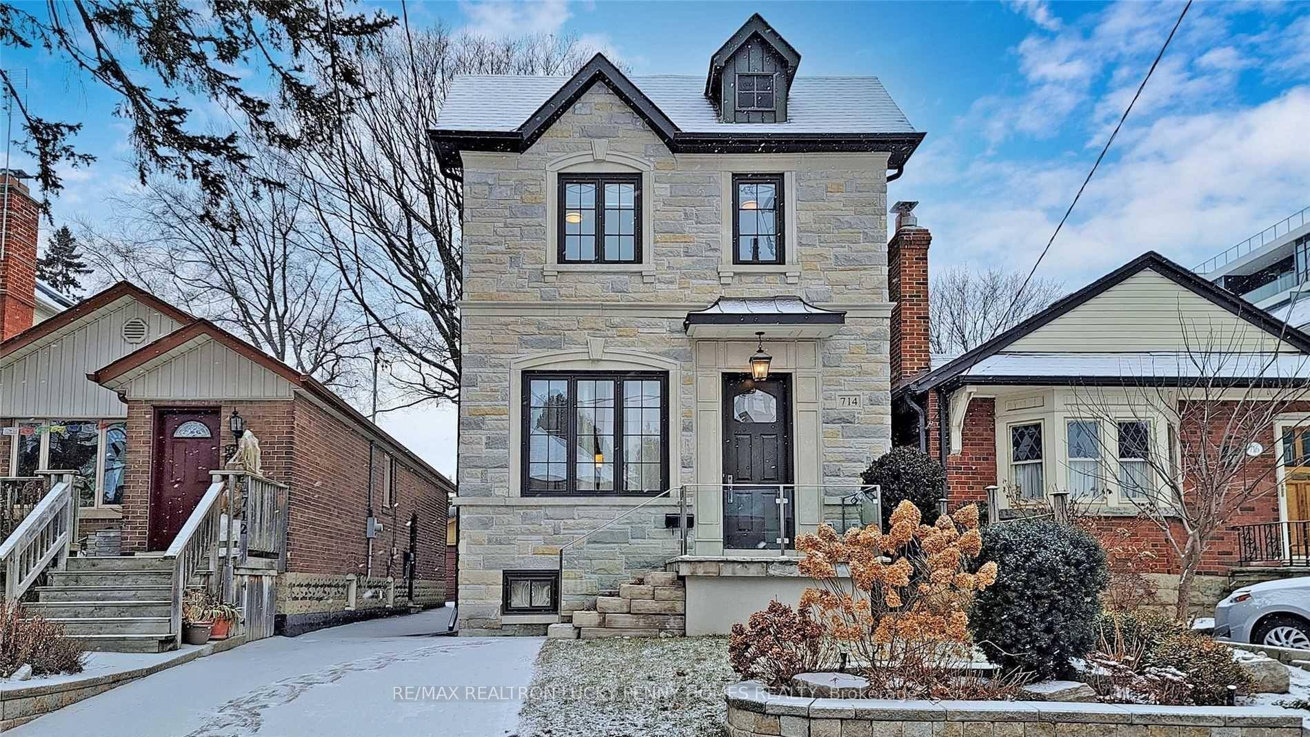 Luxury Living in Midtown Toronto !