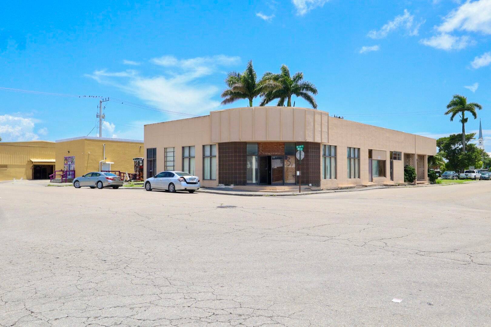40 SW Avenue B is a prime spot right in downtown Belle Glade.