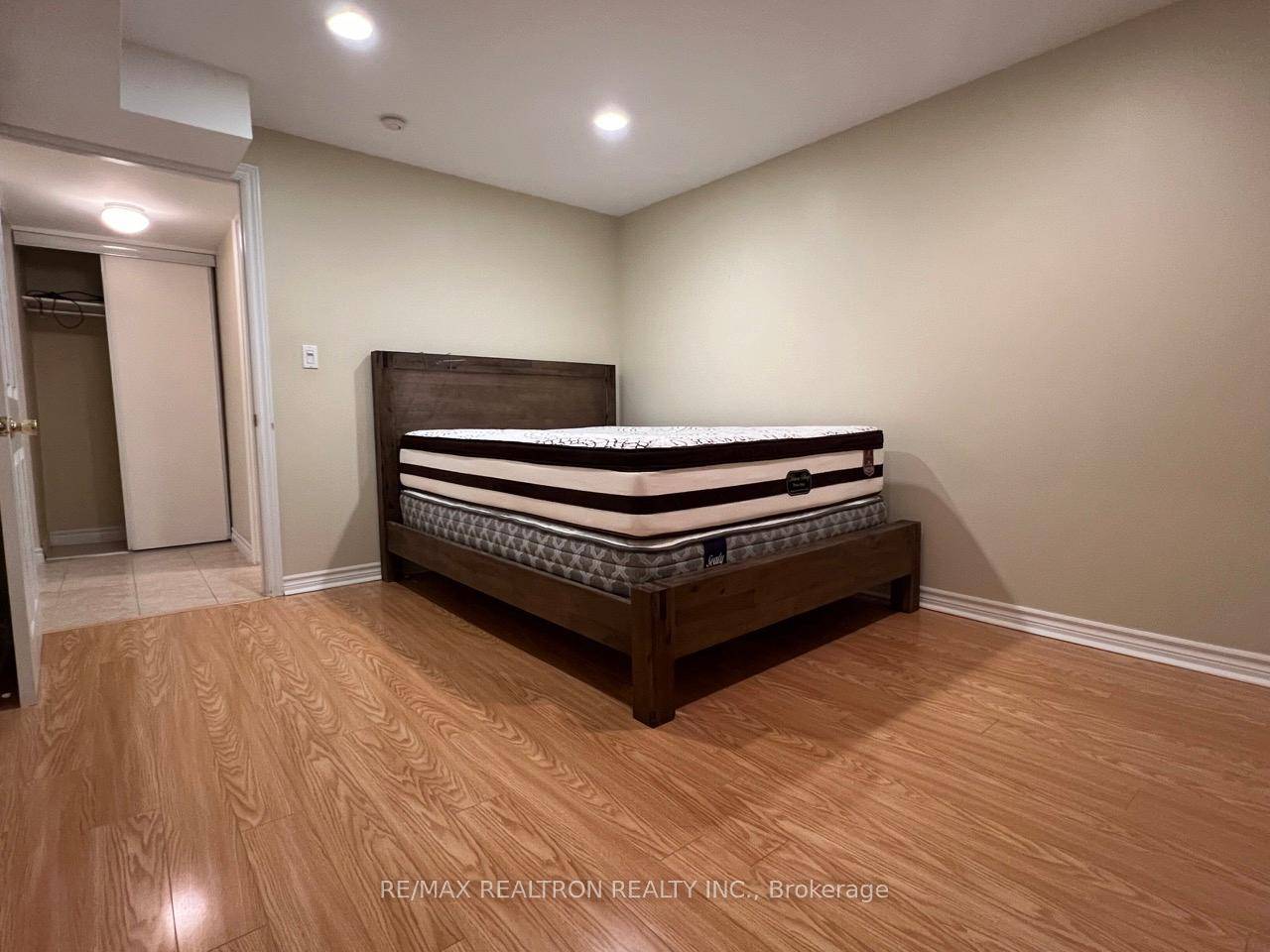 Prime Thornhill Location Fantastic Willowbrook Home Approx 800 Feet Living Space.