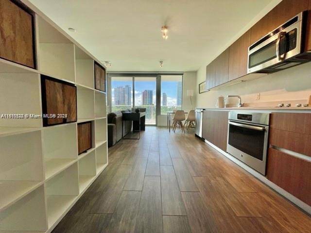 Stunning studio with panoramic park and Brickell skyline views.