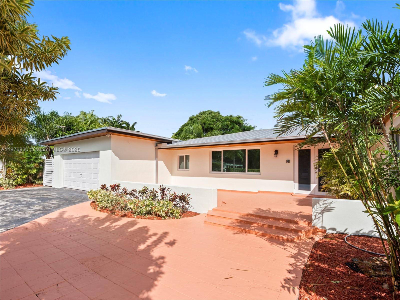 DAZZLING HOUSE. ! ! ! Located in a Cul de sac with spacious 5 bedroom, 6 1 2 bathroom home.