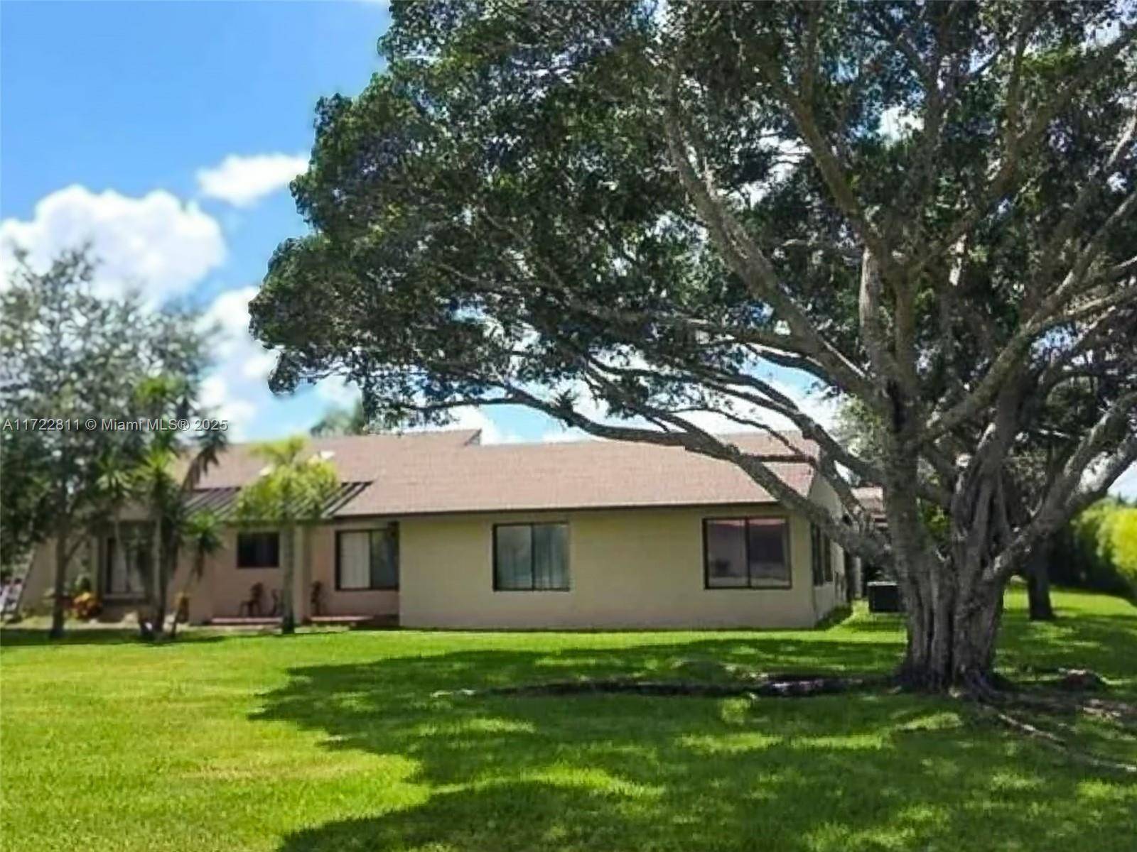 Spacious amp ; Bright 3 bedroom house in Weston.