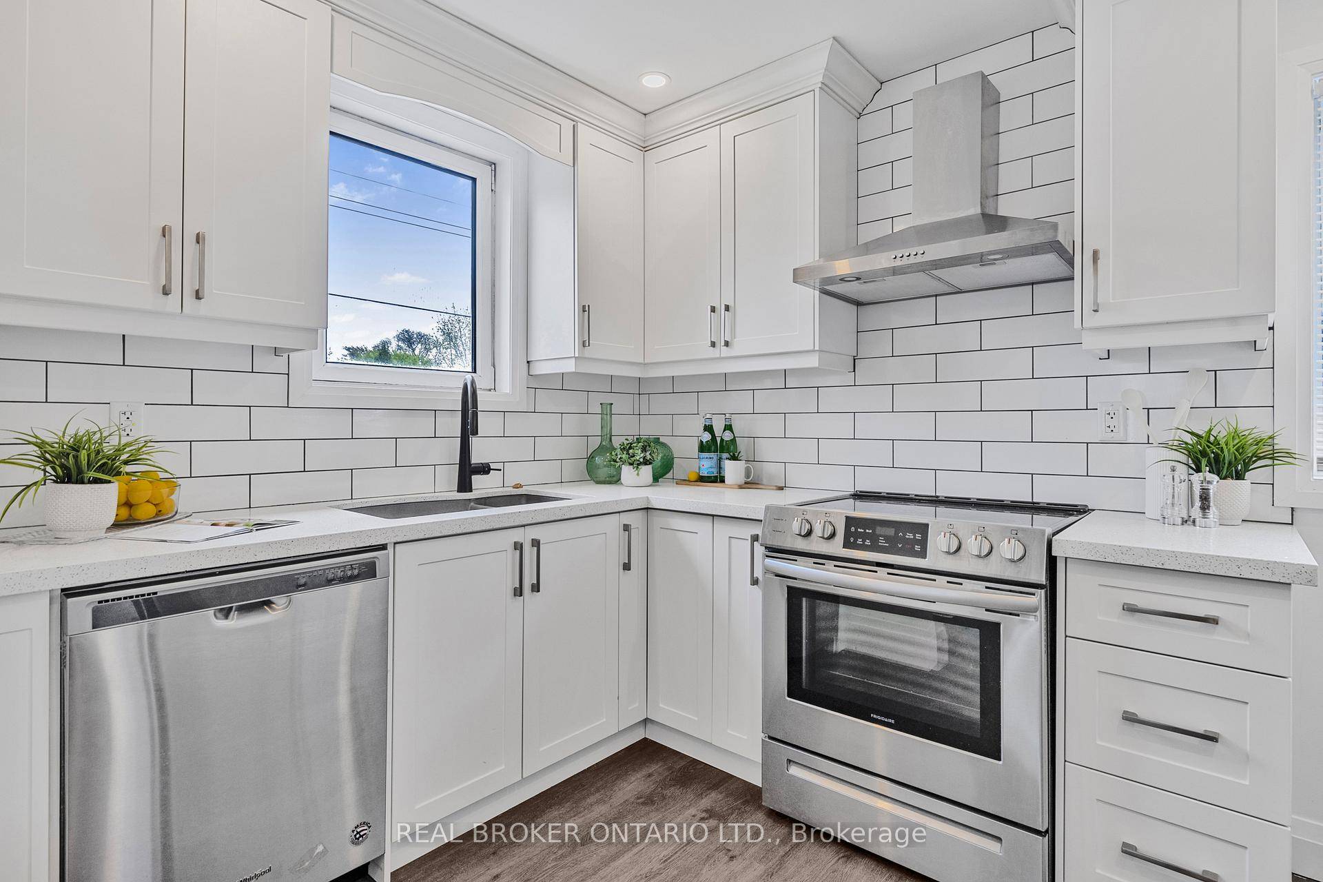 LEGAL DUPLEX ! ! ! ! 1400 SQ FT Total !