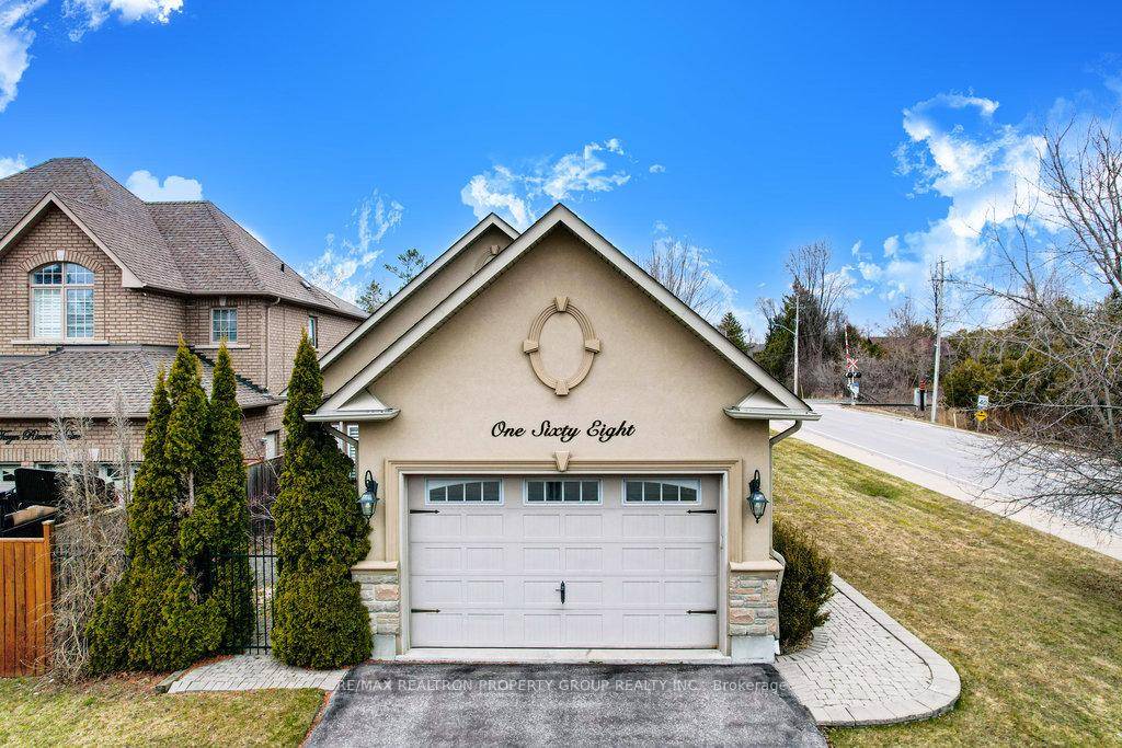 Welcome to this rare opportunity to own a custom built, contemporary bungalow in the prestigious Twyn Rivers Rouge Park neighbourhood.
