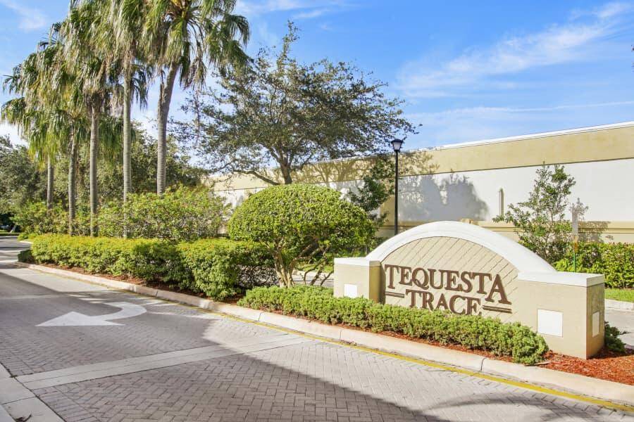 Trade winter coats for coastal breezes in this turnkey 3BR 2BA condo in Tequesta Trace.