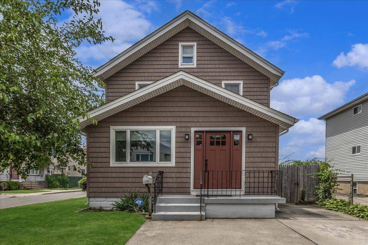Welcome to this beautifully maintained Colonial in the heart of Farmingdale !
