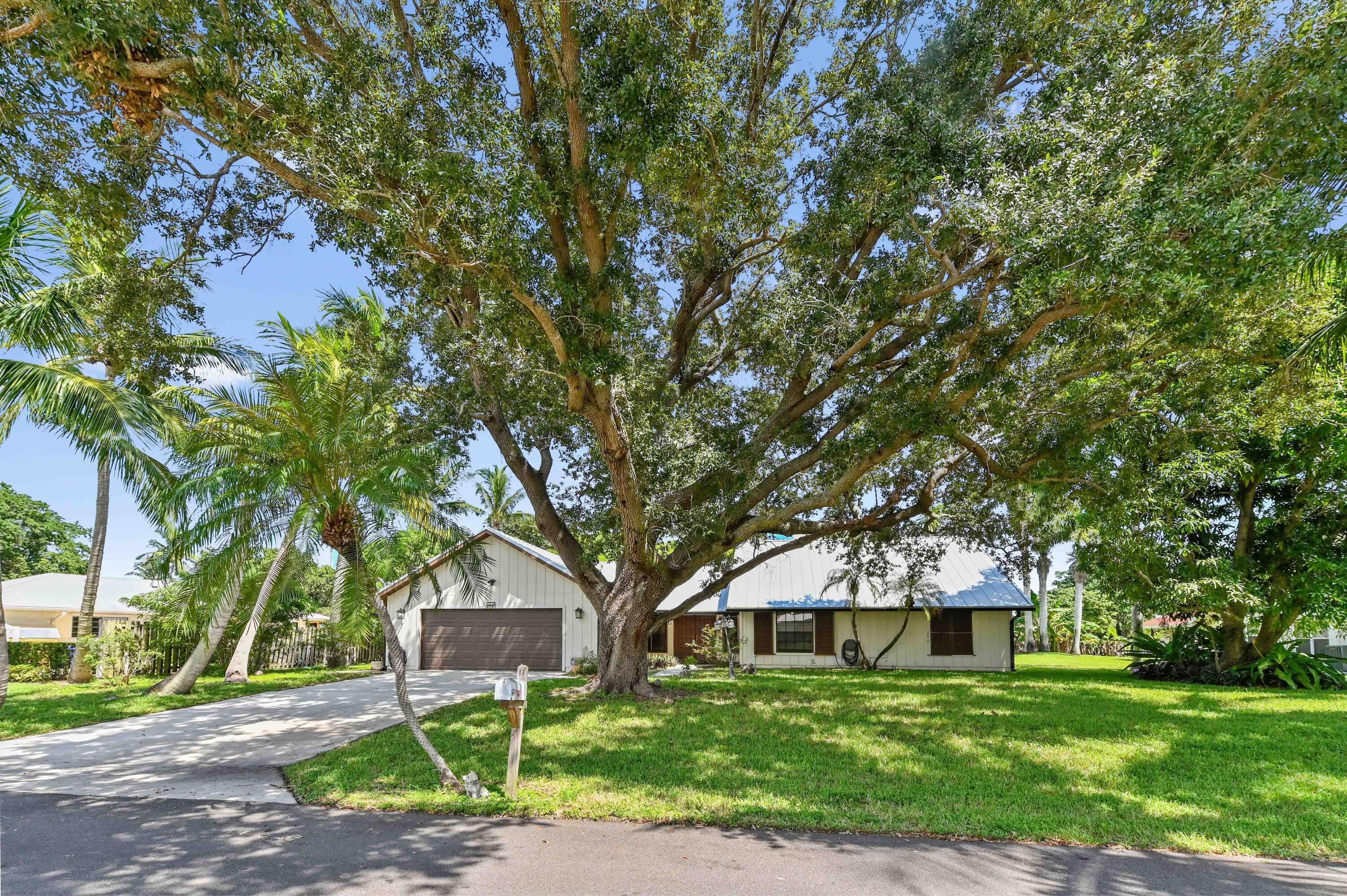 Welcome to this charming and beautiful 3 bedrooms and 2 bathrooms home, perfectly situated on a quiet desirable Hobe Sound community.