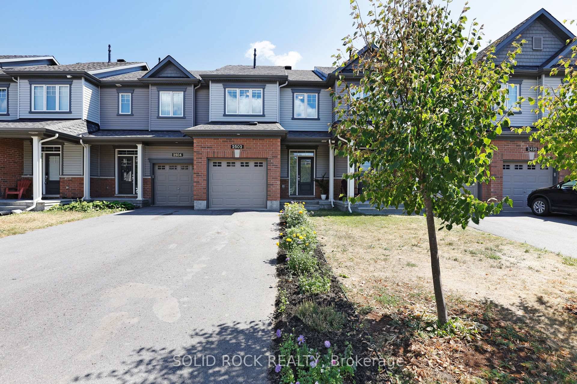 Step into this modern townhome with neutral colours !