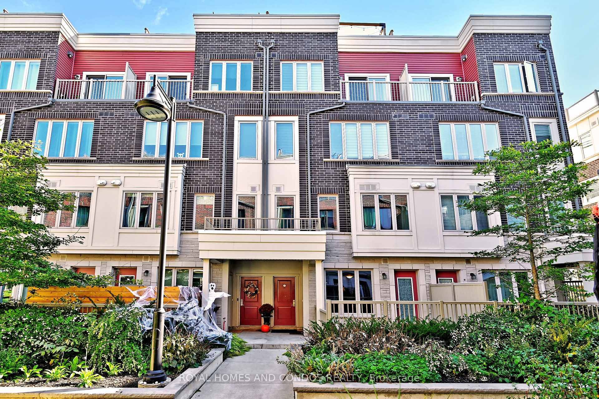 Open Concept Townhouse In Vibrant Long Branch Community !