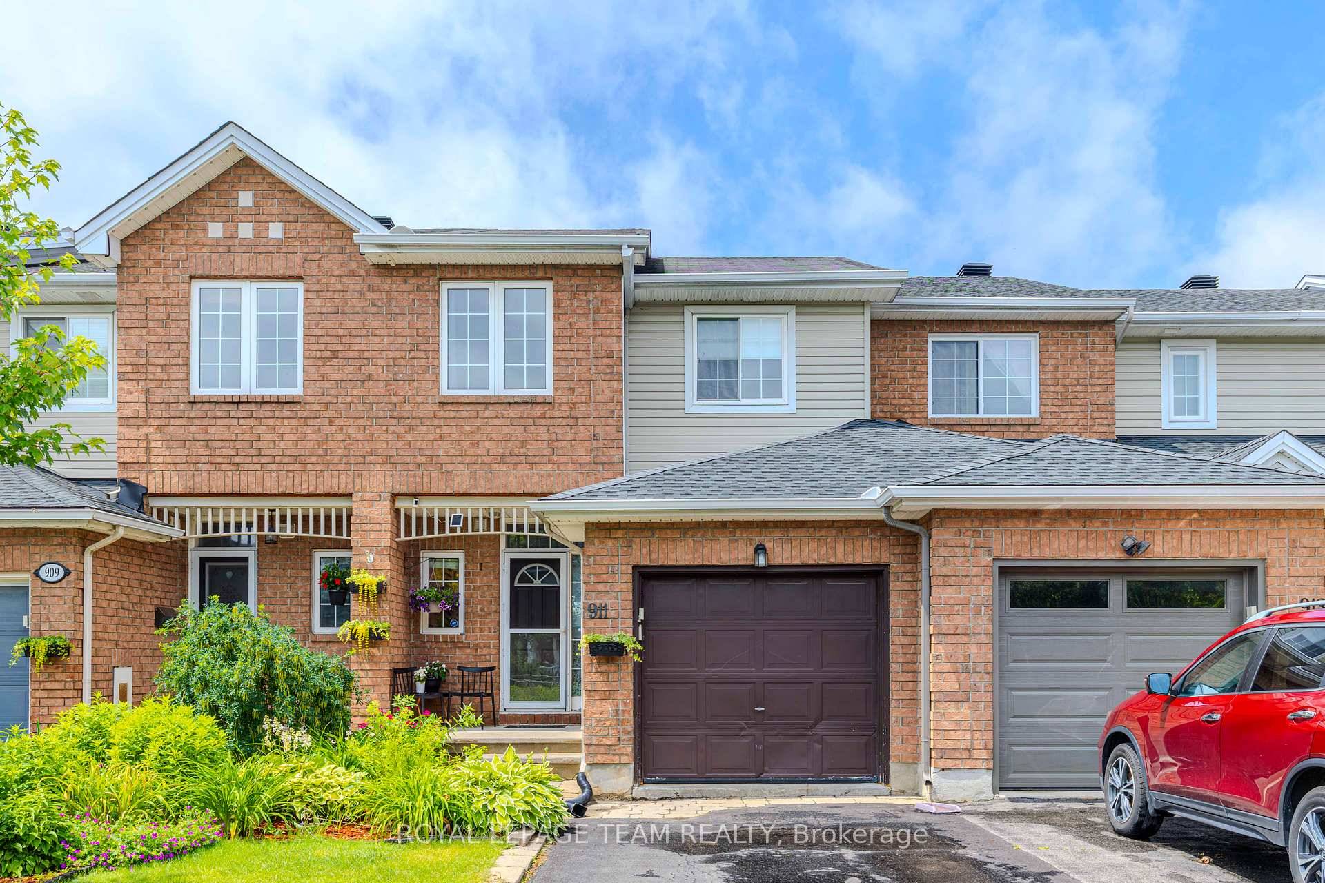 Home Sweet Home ! Experience the perfect blend of comfort and functionality in this stunning Orleans townhome at 911 Markwick Crescent.