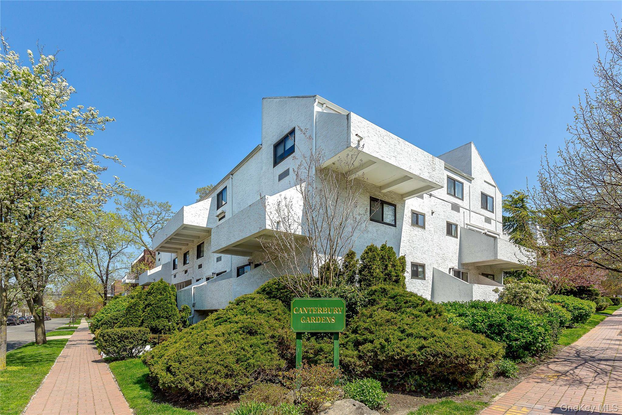 FEELS LIKE A HOUSE A Perfect Blend of Comfort, Style, And Location A Must See Duplex With Loft In Great Neck !