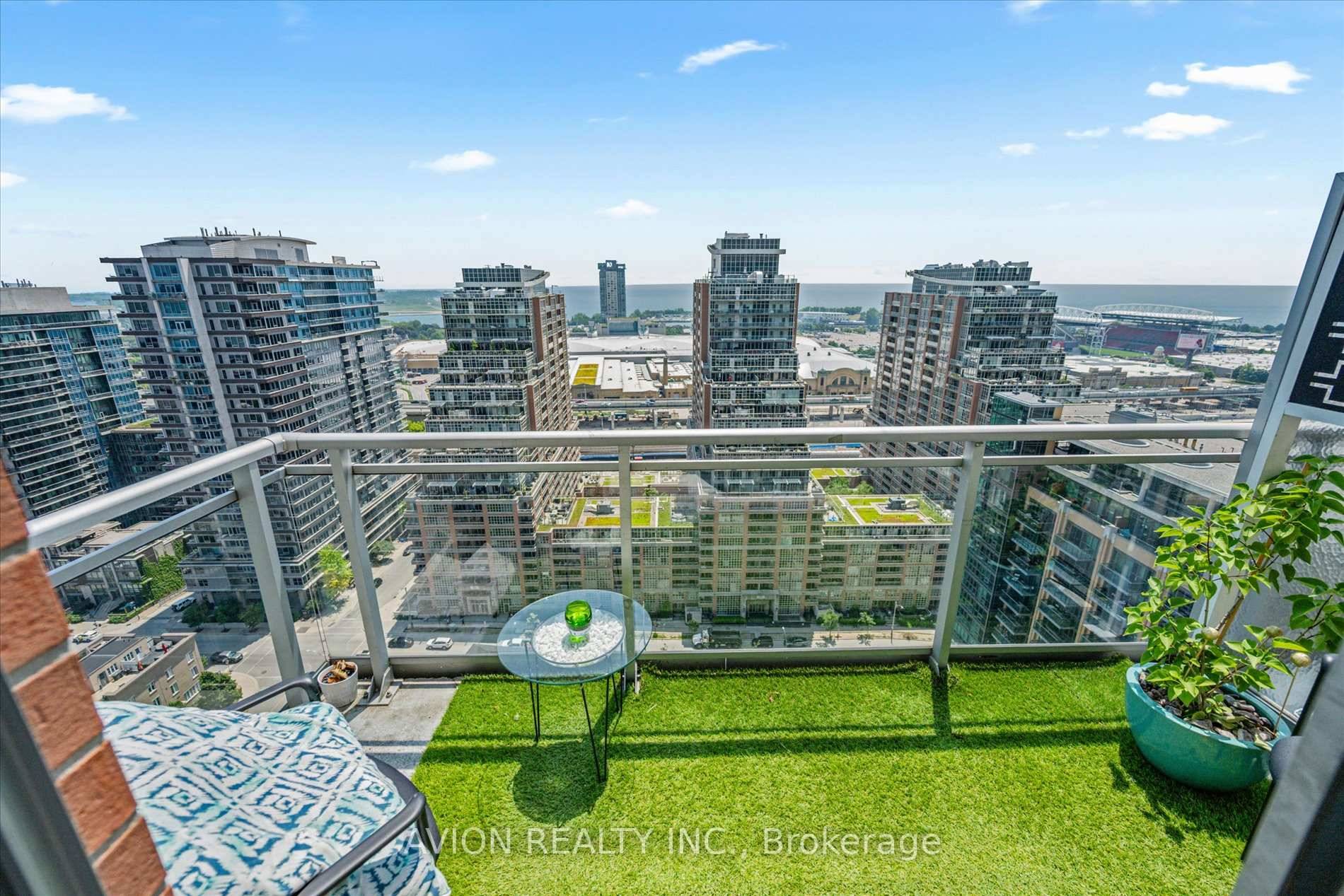 Stunning Southeast Corner Penthouse in the Heart of Liberty Village with Breathtaking Views, to the Lake and The City !