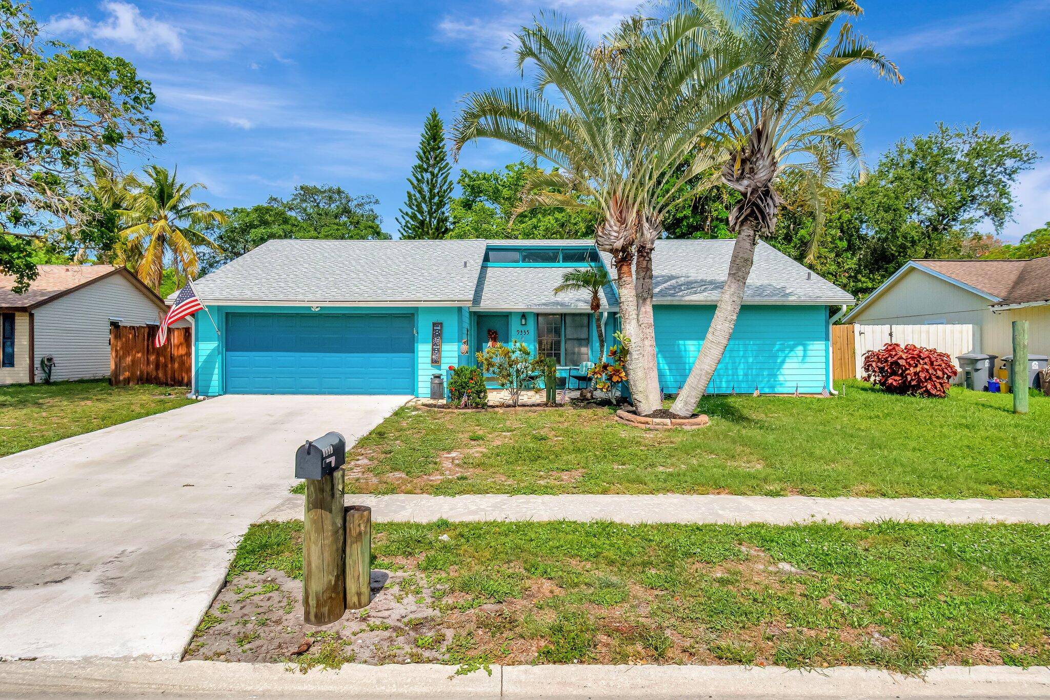 NO HOA ! POOL, ROOF 2023, HVAC 2019, WATER HEATER 2019Charming 3 Bedroom, 2 Bath Split Floor Plan Home in Boynton Beach !