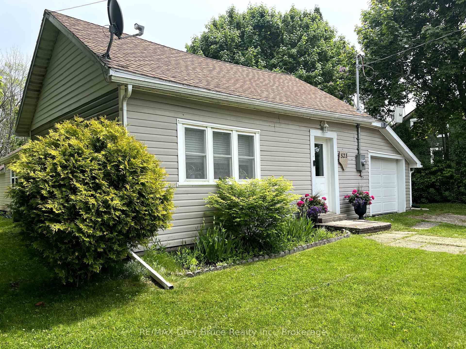 Charming 2 Bedroom Bungalow in the Heart of Wiarton !