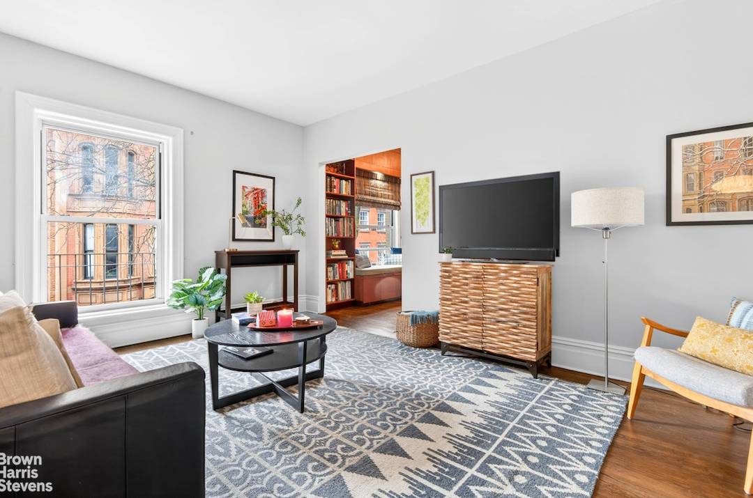 Located on Columbia Heights, directly opposite the walkway down to the iconic Brooklyn Heights Promenade, this charming six story Beaux Arts co op building offers a peaceful and quintessential Brooklyn ...