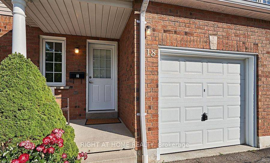 Spacious 3 bed, 2 bath Condo Townhouse available for rent in Whitby !