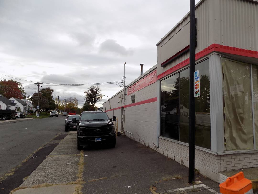 Ideal location in the heart of Farmington Ave Rt 6.