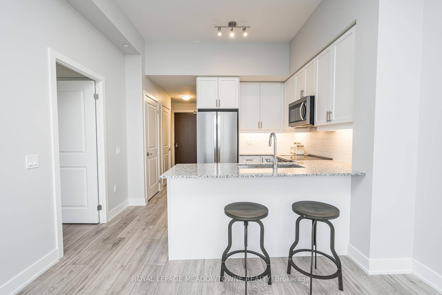 Rare 1 Bedroom Den with 2 Parking Spots amp ; 2 Full Baths at Art On Main !