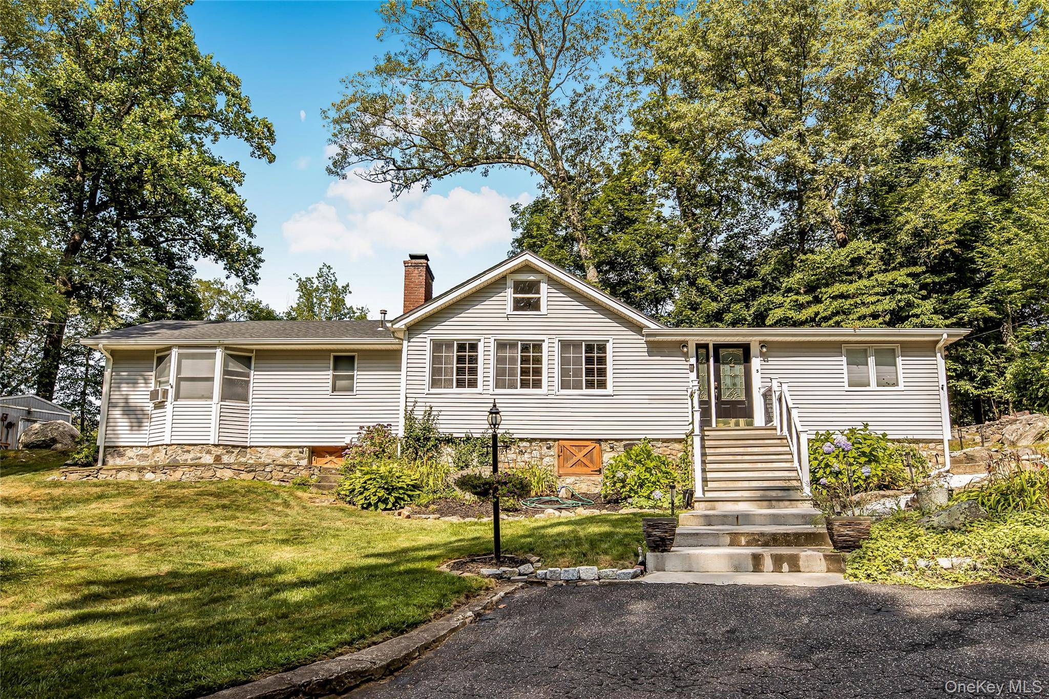 Peaceful Retreat Near Lake Oscawana !