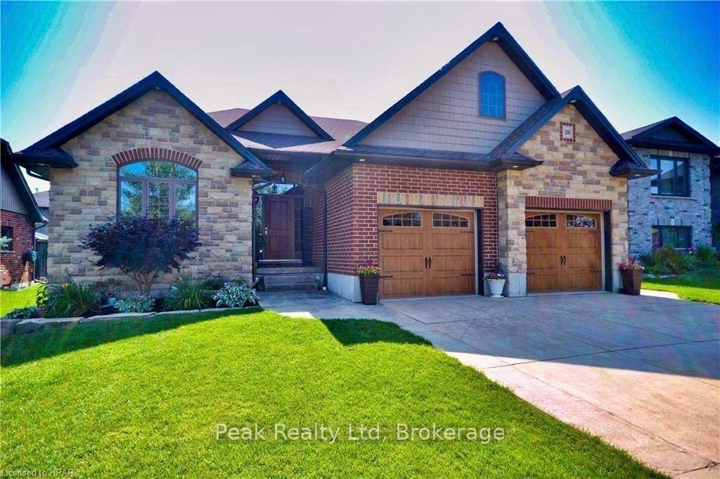 Spacious 5 Bedroom Bungalow in Mitchell Over 3, 000 Sq Ft of Living Space !
