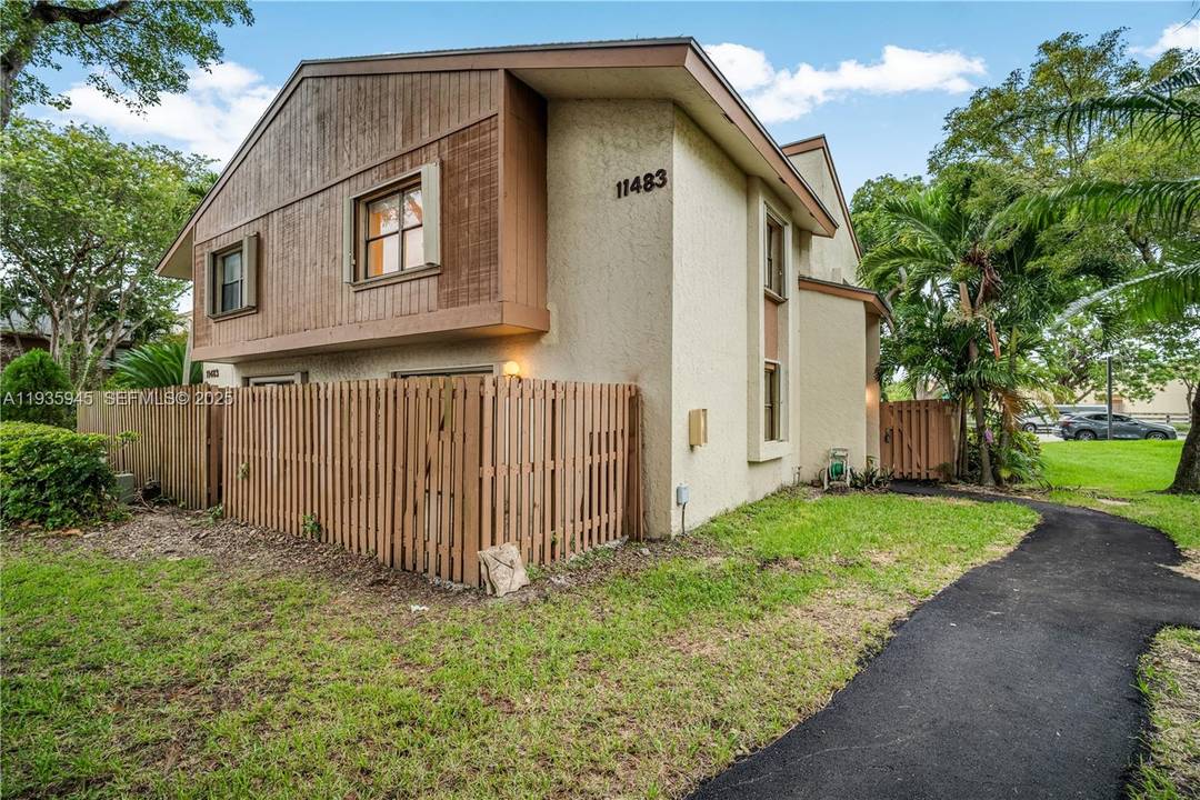 Welcome to this wonderful amp ; charming condo villa located in desirable Sabal Chase community.