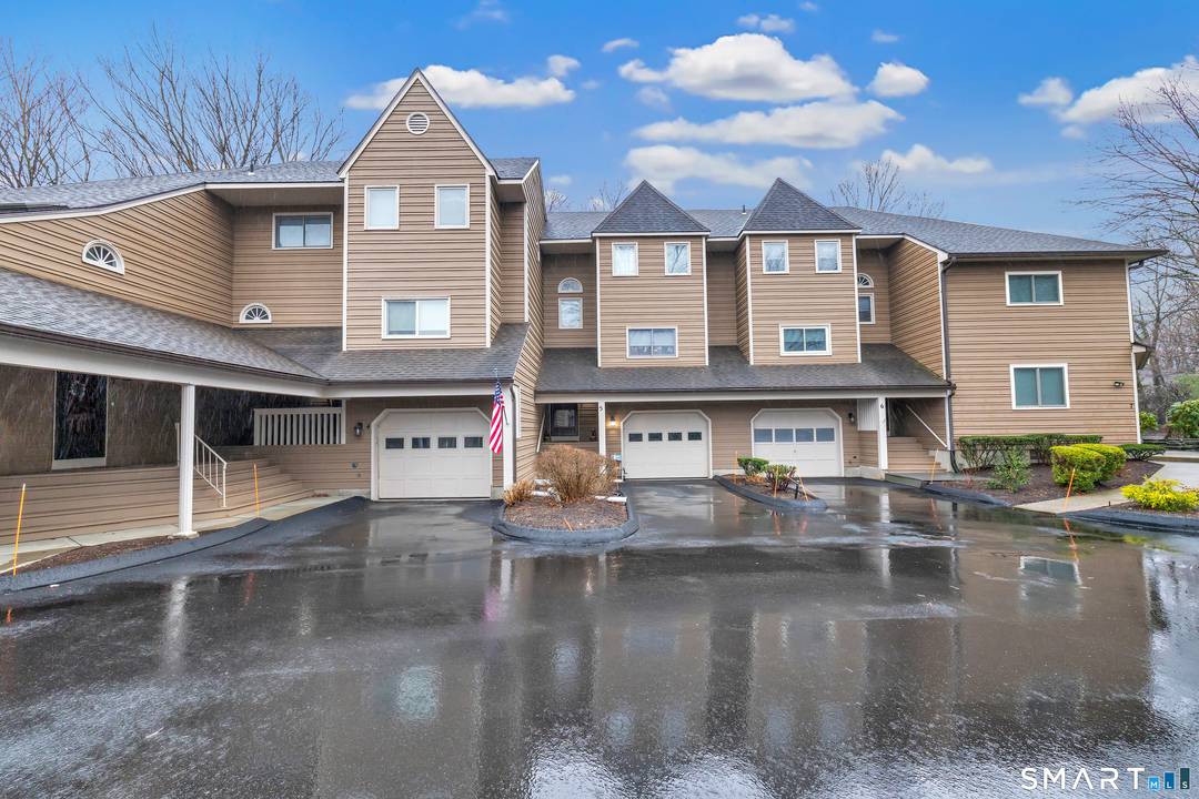 Welcome to 5 Meeting House Lane in Country Club Village of Huntington.