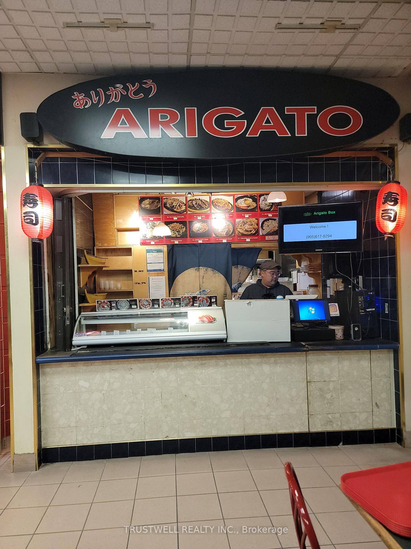 Busy food court unit at Dixie Park Mall, Great exposure with corner location.