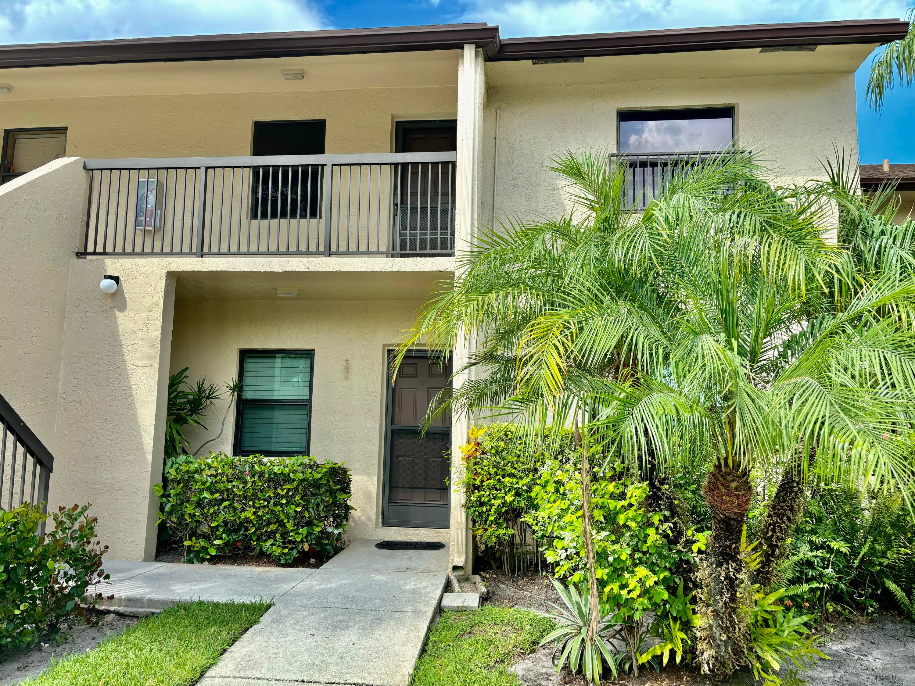 BEAUTIFULLY UPDATED 2 BEDROOM, 2 BATH FIRST FLOOR CONDO LOCATED IN THE TOWNSHIP, COCONUT CREEK.