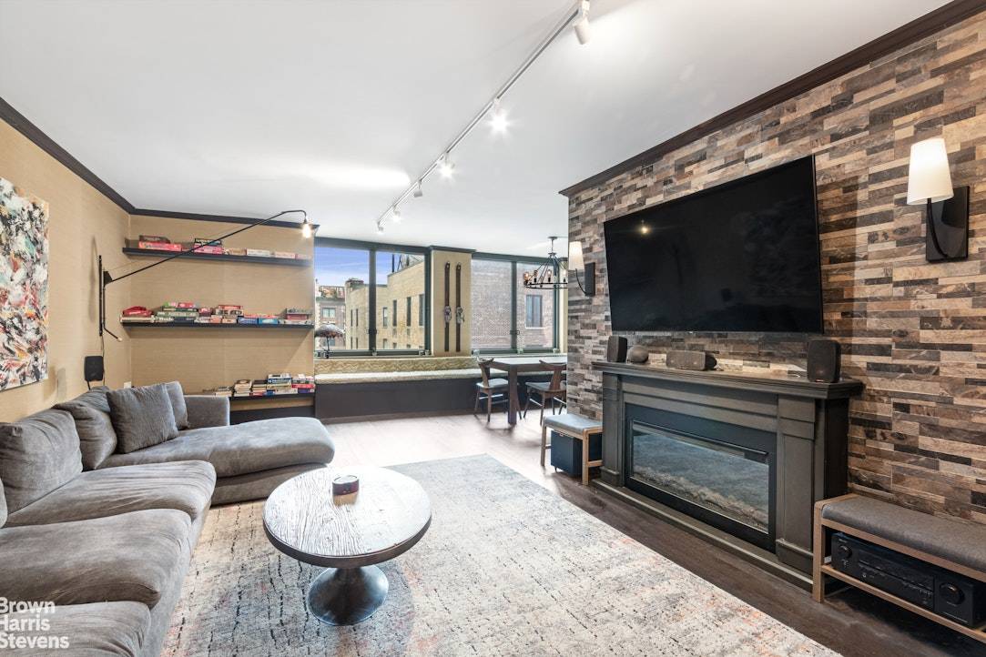 Offered unfurnished or furnishedWith sunny west exposures and city views over Park Avenue, this high floor one bedroom, 1.
