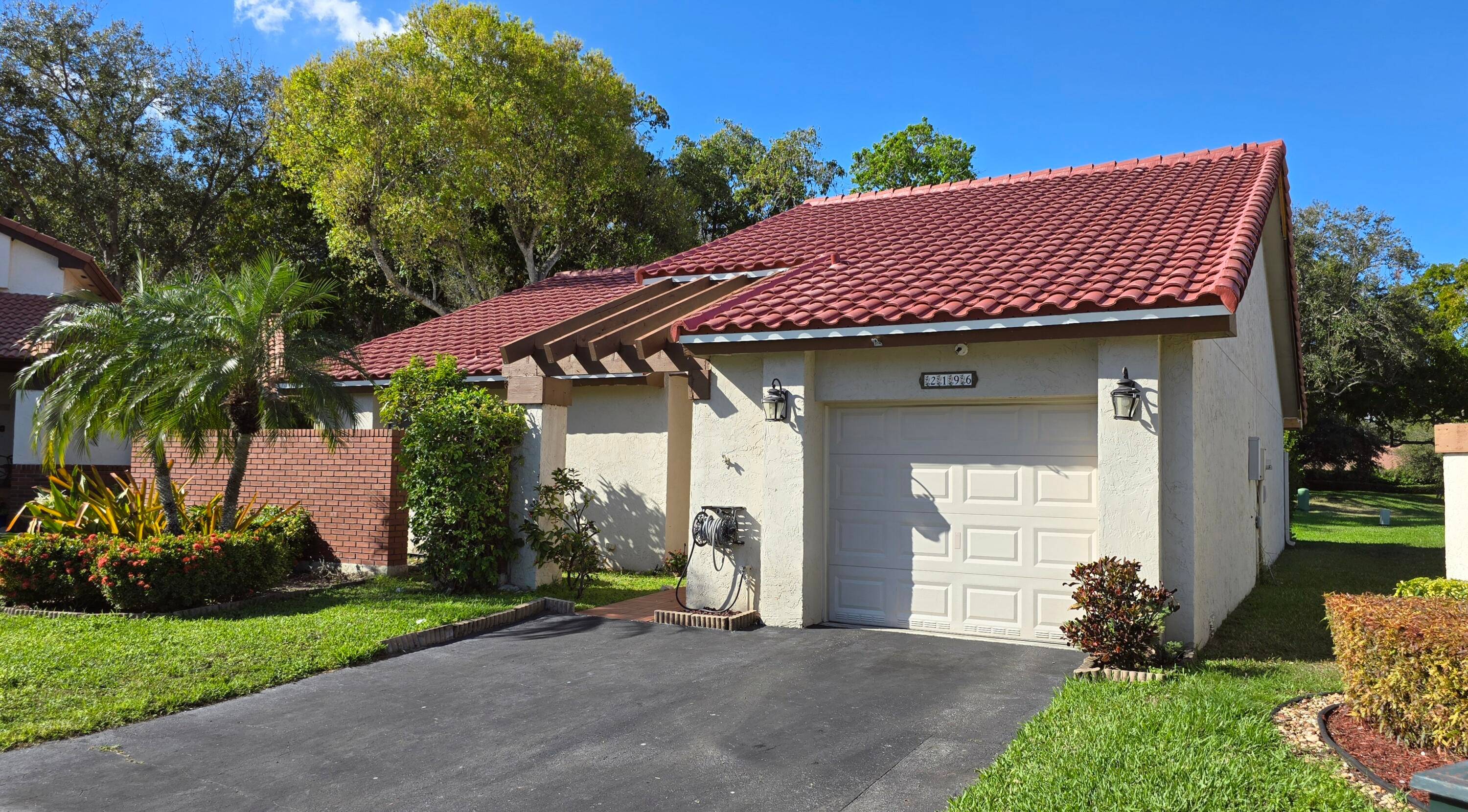 NEW ROOF, 2 bedroom, 2 bathroom single family home nestled in the quiet community of Country Isles.