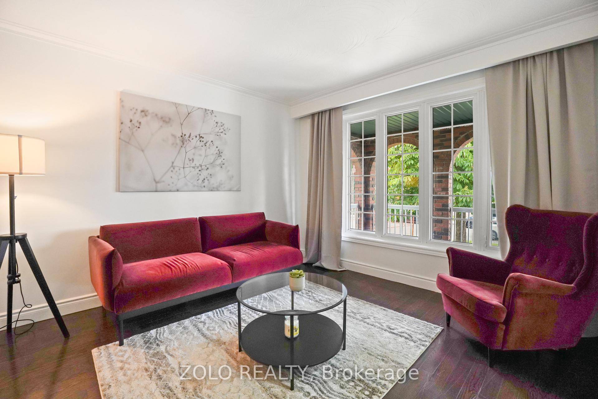Welcome to 19 Scarboro St, a spacious and flexible home perfect for multi generational living, investors, or buyers looking to offset their mortgage with rental income.