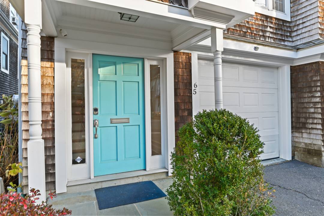 Beautiful, Move In Ready 3 Level Townhome in the Heart of Downtown Fairfield.