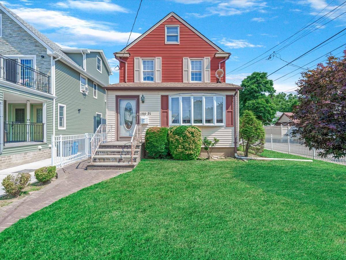 Lovely 2. 5 story Colonial located just off picturesque Murray Lane in North Flushing.