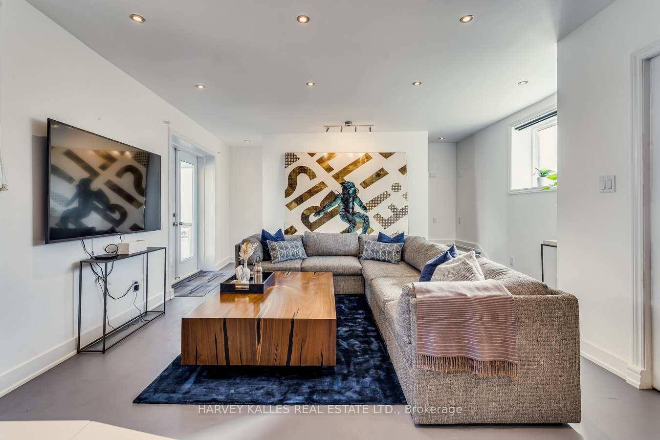 Incredibly Chic Coach House That Feels Like Your Own Home In The Amazing Trinity Bellwoods Area !