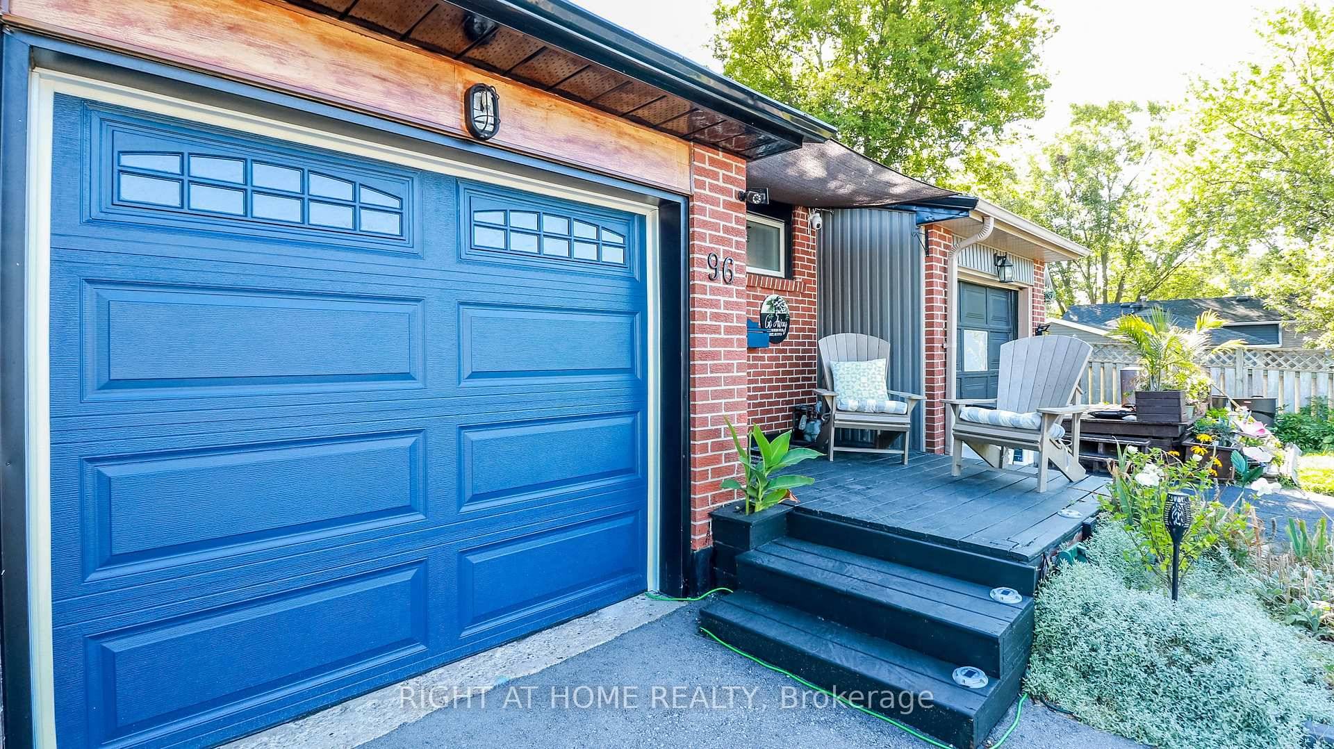 Charming Freehold Townhome in Vibrant Barrie Community !