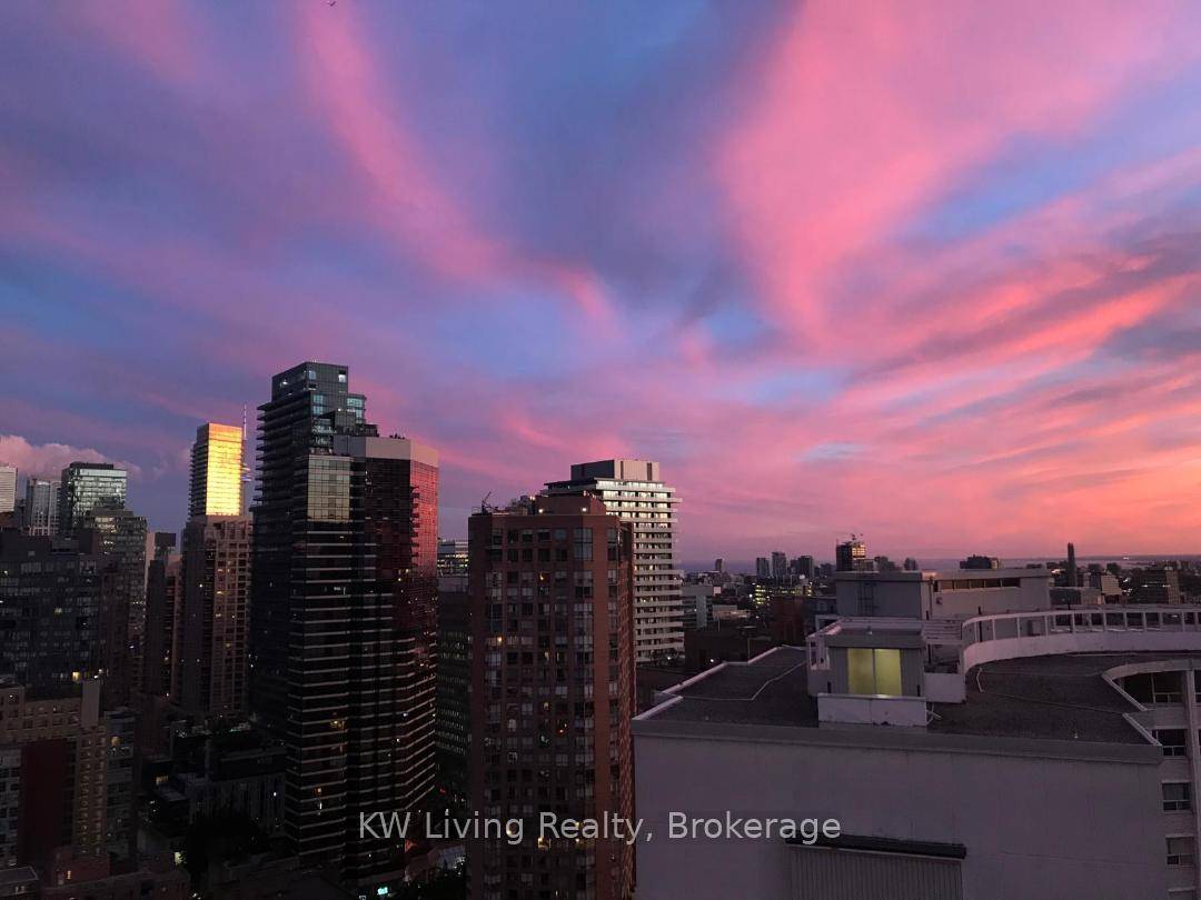 Smart Choice with Long Term Comfort in the Heart of Toronto !