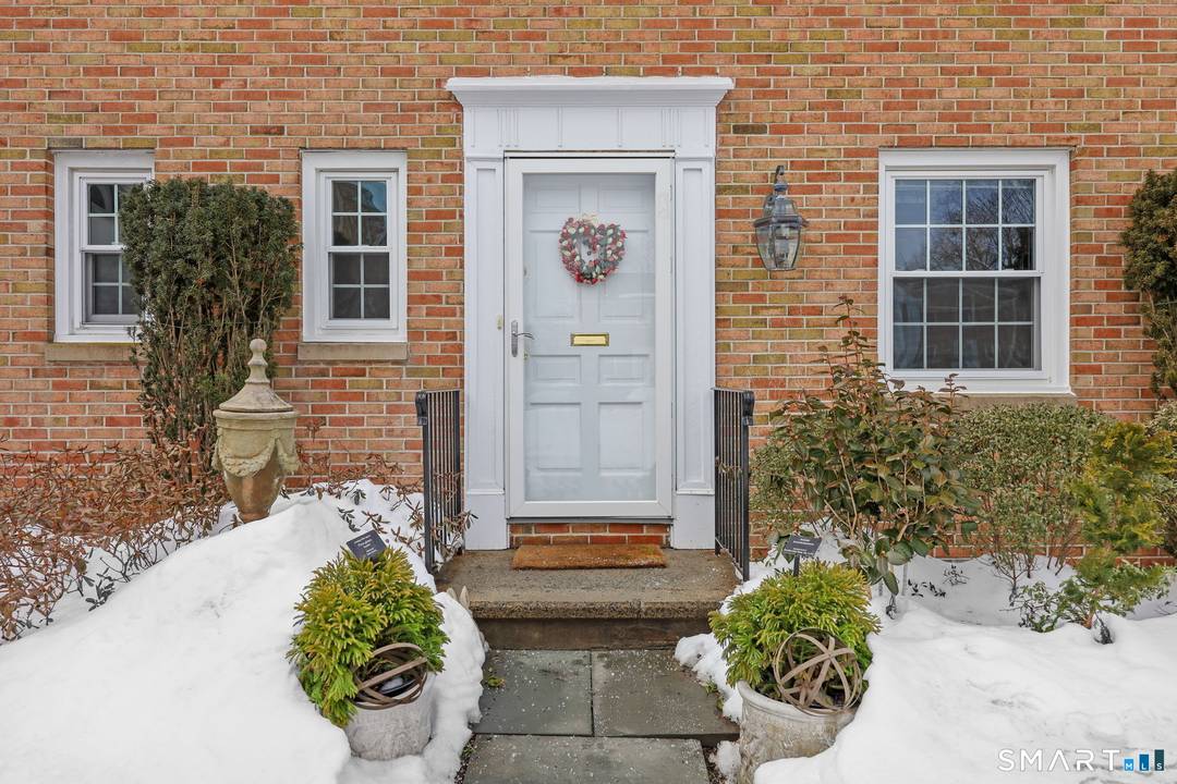 Welcome to this bright and inviting two bedroom townhouse ideally located in the desirable Heritage Hill community.