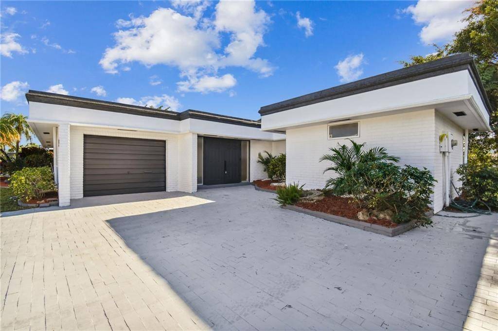 4 Bed 3 Bath home in the sought after Woodlands Community !