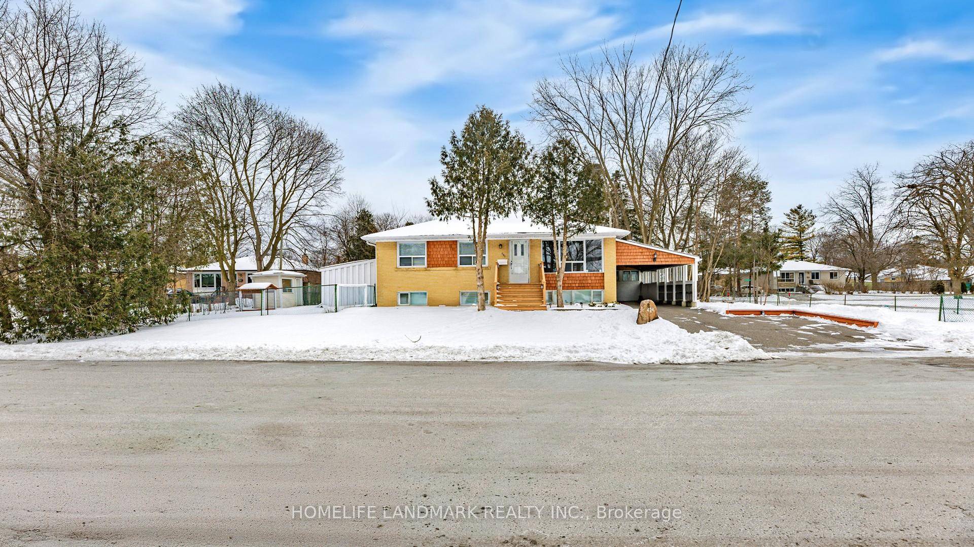 Welcome to 424 Bonita Crescent a charming and well maintained detached bungalow.
