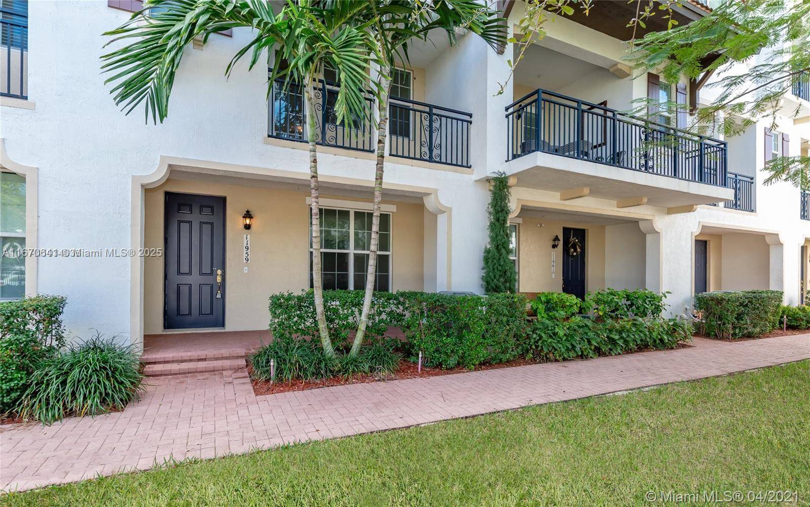 PRICED TO SELL ! ! BEAUTIFUL BRIGHT AND SPACIOUS TOWNHOME WITH 2 CAR GARAGE AT VERY QUIET, GATED, EXCLUSIVE MONTCLAIR IN THE HEART OF MIRAMAR, WALKING DISTANCE TO NEW MIRAMAR ...